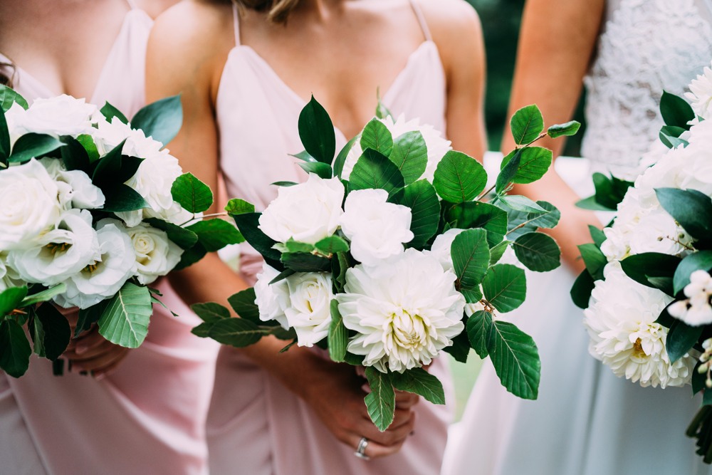 bridesmaides and wedding bouquet